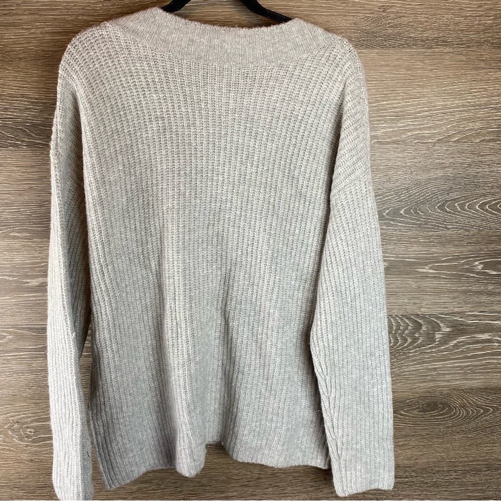Chelsea28 Grey Vneck Wool Sweater NWT Size Large - Picture 6 of 6